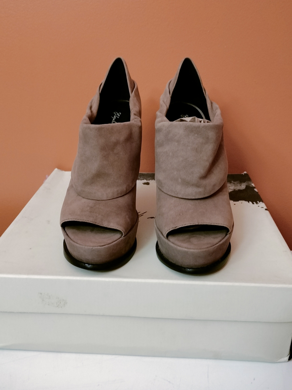 Elizabeth and James Taupe Suede Platform Peep Toe Heels Size 8B Made Italy
